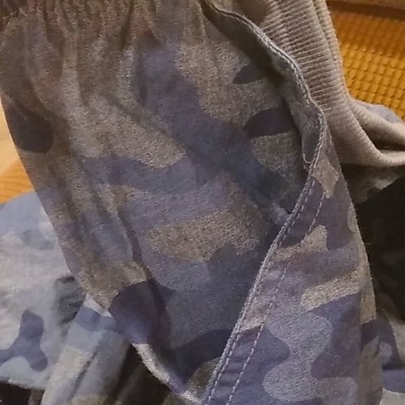 Blue camo convertible capri/bermuda shorts - Picture 4 of 6